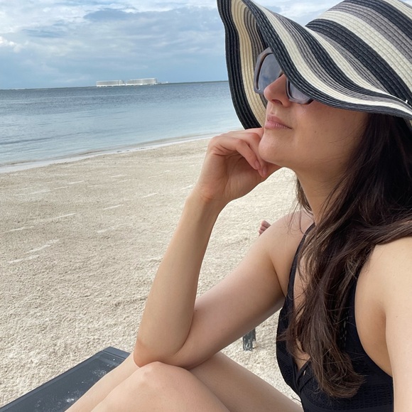 Meet your Posher, Anna - Picture 2 of 3